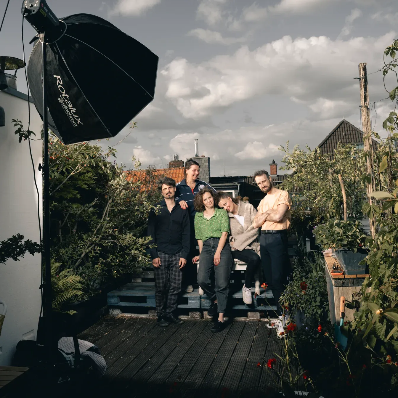 Das Ensemble des selbstauslöser Improtheater auf einer Kölner Dachterrasse stehend umgeben von Pflanzen